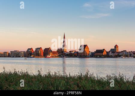 Blick über die Warnow zur Stadt Rostock Stockfoto