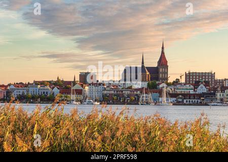 Blick über die Warnow zur Stadt Rostock Stockfoto