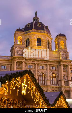 Weihnachtsdekoration auf dem Maria Theresia Platz in Wien, Österreich Stockfoto