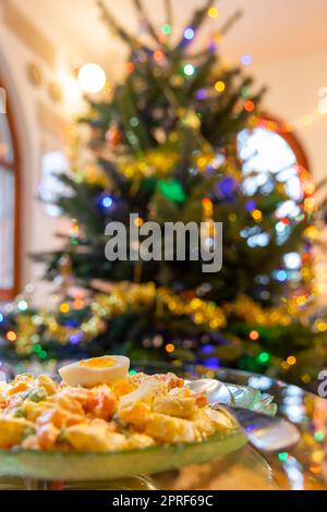Traditioneller tschechischer Kartoffelsalat mit Weihnachtsbaum Stockfoto