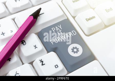 Begrifflicher Titel Pay IT Forward. Geschäftsidee Bezahlen Sie nach dem Kauf von neuen Ideen, die mit Stift, Notizzettel, Clip, Becher und Tastatur auf dem Schreibtisch präsentiert werden, eine bestimmte Zeit lang. Stockfoto