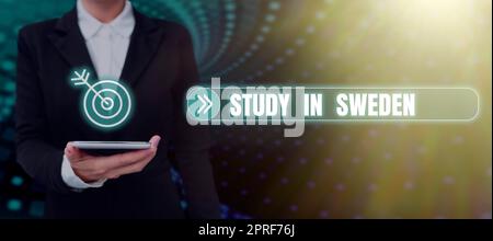 Handschrift-Zeichen-Studie in Schweden. Konzept bedeutet Reisen in europäische Länder zu Bildungszwecken Hände halten Lamp Rocket mit Geschäftsmann, der Startups mit neuen Ideen präsentiert Stockfoto