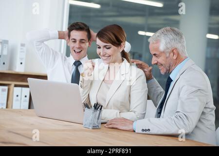 Die Online-Figuren durchlaufen. Eine Gruppe von Kollegen, die eine Besprechung im Sitzungssaal abhalten Stockfoto