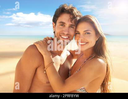 Dies war der beste romantische Kurzurlaub. Porträt eines liebevollen jungen Paares, das einen sonnigen Tag am Strand zusammen genießt Stockfoto