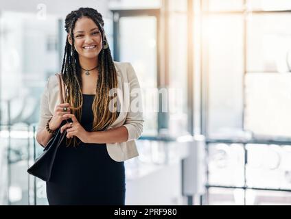 Du musst nach deinen Zielen gehen. Ein Porträt einer attraktiven jungen Designerin, die in ihrem Büro steht. Stockfoto