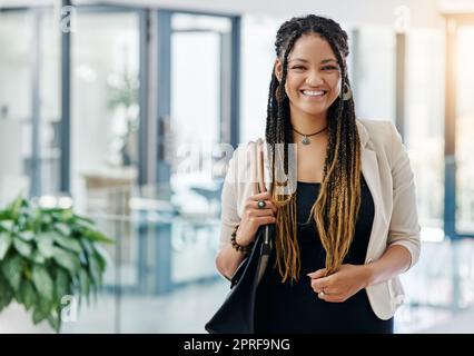 Wünschen Sie sich nichts, arbeiten Sie dafür. Ein Porträt einer attraktiven jungen Designerin, die in ihrem Büro steht. Stockfoto