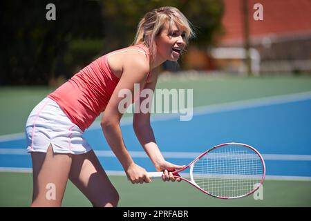 Sie wird ein Tennisstar. Ein junger Tennissportler in der Mitte eines Sets Stockfoto