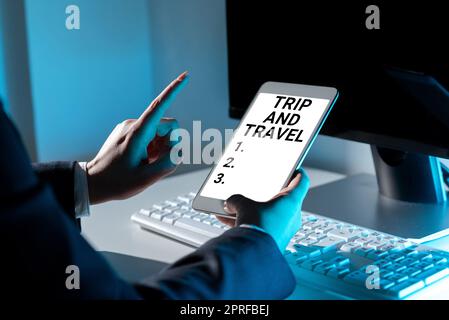 Textbeschriftung für Reise und Reise. Geschäftsidee Reisen für den Urlaub fröhlich glücklich, neue Orte zu kennen Frau spricht durch Megaphone Ankündigung mit Sprechblase. Stockfoto