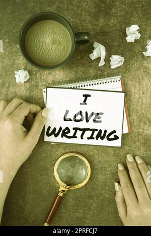 Schild mit „I Love“-Schriftzug. Geschäftsüberblick Leidenschaft für die Erstellung von Romanen Journale Inspirationsautorin Frau mit Tablet präsentiert digitale Navigationsnadel und Lade S. Stockfoto