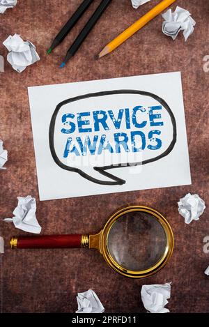 Handgeschriebenes Schild Service AwardsAnerkennung eines Mitarbeiters für seine Langlebigkeit oder Dienstzeit. Geschäftsansatz Anerkennung eines Mitarbeiters für seine Langlebigkeit oder seine Beschäftigungsdauer Pastell-Papier auf der Tasse Kaffee Anzeigen und Beförderungen. Stockfoto