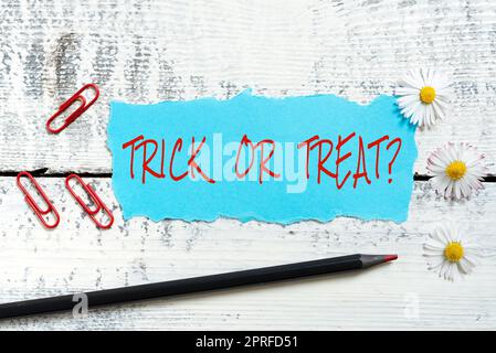 Text, der Inspiration Trick or Treat zeigt. Geschäftsansatz Halloween-Tradition, in der nach Süßigkeiten gefragt wird, Geschäftsmann im Anzug, der die Hand offen hält, symbolisiert erfolgreiche Teamarbeit. Stockfoto
