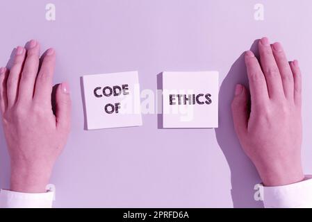 Handschriftlicher Text Code of Ethics. Internet-Konzept Moral Regeln ethische Integrität Ehrlichkeit Gutes Verfahren wichtige Botschaften in Form einer Wolke mit Pfeilen um den Körper geschrieben. Stockfoto