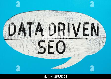 Inspiration mit dem Schild „Data Driven Seo. Geschäftsübersicht Optimierungsstrategien für Suchmaschinen Website-Marketing Mobiltelefon mit wichtiger Nachricht am Schreibtisch mit leerem Notizbuch und Notizen. Stockfoto