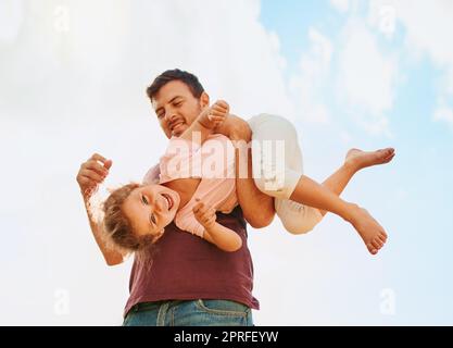 Diese Familie weiß, wie man Viel Spaß. Porträt eines glücklichen kleinen Mädchens und ihres Vaters, die zu Hause in ihrem Hinterhof spielen. Stockfoto