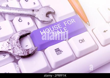 Textzeichen mit „House for Sale“. Business Showcase Immobilienanlage zum Kauf verfügbar Geschäftsfrau mit Mobiltelefon und wichtigen Nachrichten am Schreibtisch. Stockfoto