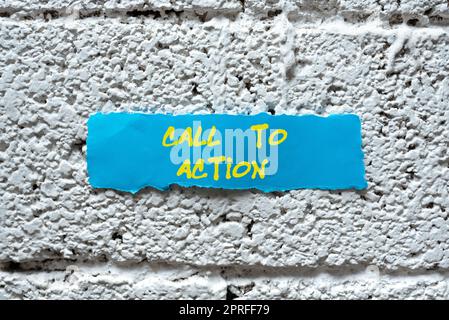 Konzeptionelle Darstellung der Handlungsaufforderung. Konzeptionelles Foto ermutigt zu einer Entscheidung, um einen erfolgreichen strategischen Geschäftsmann im Anzug zu fördern, der einen Notizblock hält, der eine erfolgreiche Teamarbeit symbolisiert. Stockfoto