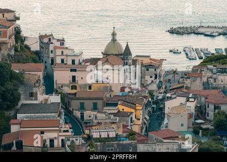 In der Seestadt Cetara an der Amalfiküste, berühmt für Sardellen und die Farben der Gebäude, Salerno, Amalfiküste, Positano. Stockfoto