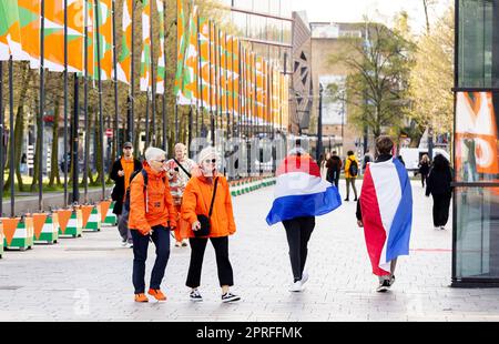 ROTTERDAM - Orangene Fans kommen am Rotterdamer Hauptbahnhof an, um an der Feier des Königstags teilzunehmen. Der Besuch der königlichen Familie in der Stadt kennzeichnete Willem-Alexanders zehnjährige Herrschaft. ANP IRIS VAN DEN BROEK niederlande raus - belgien raus Stockfoto