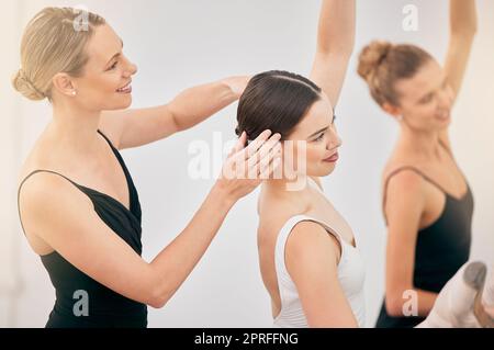 Lächeln, Ballett und Lehrer, die Schüler in Balance, Haltung und klassischer Aufführung in einem Saal oder Studio trainieren. Professionelle Tänzerin, die talentierte g Stockfoto