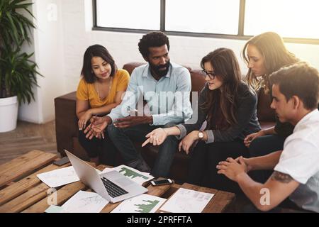 Austausch von Ideen. Aufnahme einer Gruppe junger Designer, die sich in einem modernen Büro treffen. Stockfoto