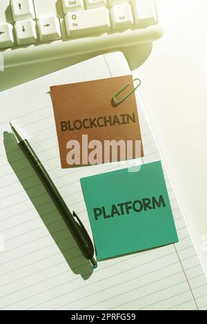 Text mit Inspiration Blockchain Platform. Wort für Cryptocurrency Digital Exchange im virtuellen Raum Lady in Anzug hält Stift und symbolisiert erfolgreiche Teamarbeit. Stockfoto