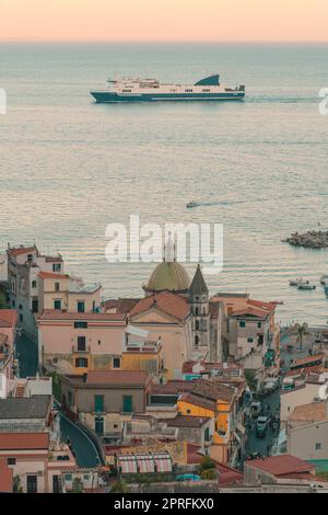 In der Seestadt Cetara an der Amalfiküste, berühmt für Sardellen und die Farben der Gebäude, Salerno, Amalfiküste, Positano. Stockfoto