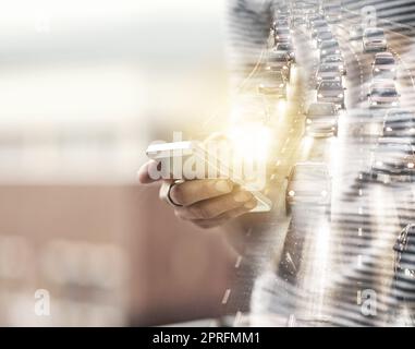 Datenverkehr ist auch Verkehr. Eine verkehrsreiche Autobahn überlagern einen nicht identifizierbaren Geschäftsmann, der sein Mobiltelefon im Büro benutzt. Stockfoto