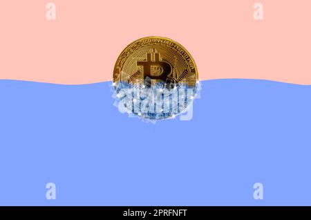 Gefrorene golden Bitcoin in Blöcken von Eis im blauen Wasser. Das Konzept der Einfrieren einer cryptocurrency wachsen oder Brieftasche für Zwecke der Sicherheit. Stockfoto