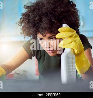 Ich habe keine Angst vor Keimen. Eine attraktive junge Frau mit gelben Handschuhen, die ihr Zuhause putzt. Stockfoto