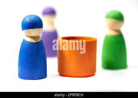 Menschen aller Art. Eine Serie von symbolischen Bildern von Holzmenschen. Stockfoto