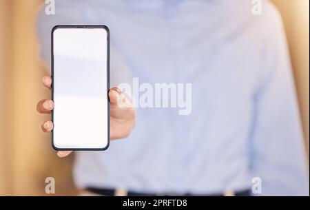 Marketing, Werbung und digitales Telefonmodell in den Händen eines Benutzers für Branding, Nachrichten oder Text. Handvorführung eines Mobilgeräts zum Kopieren, Testen von Apps oder zur Anzeige der Software-Benutzeroberfläche oder zum Bildschirmdesign. Stockfoto