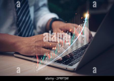 Finanzen Börsenhandel Investition Forex Austausch Diagrammanalyse Digitale Berichttechnologie Geschäftskonzept. Geschäftsmann mit Computer-Laptop. Stockfoto