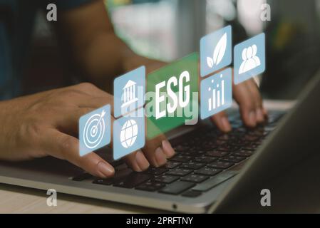 ESG Umwelt Social Governance – Unternehmenskonzept für Investitionen. Symbol für esg auf virtuellem Bildschirm mit der Hand auf dem Computer-Laptop-Symbol Konzept. Strategiekonzept für Unternehmensinvestitionen. Stockfoto