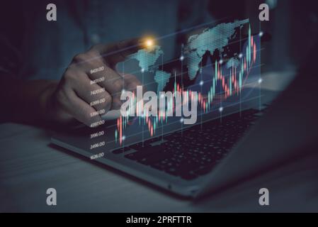 Finanzen Börsenhandel Investition Forex Austausch Diagrammanalyse Digitale Berichttechnologie Geschäftskonzept. Geschäftsmann mit Computer-Laptop. Stockfoto