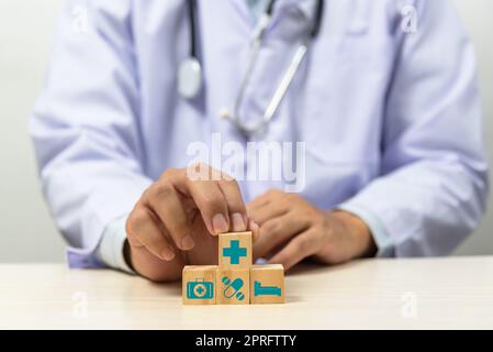 Hand hält Holzwürfel Block mit Versicherung Krankenwagen medizinischen Symbol auf dem Hintergrund und Platz kopieren. Stockfoto