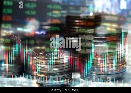 Grafik zum Börsenhandel oder Devisenhandel und Kerzenhalter-Diagramm zur Analyse der Wertpapierbörse für Finanzgeschäfte Wirtschaftsmanagement und Münzstapel. Abstrakter Finanzhintergrund. Stockfoto