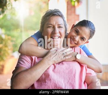 Dank ihrer Unterstützung ist der Ruhestand so angenehm. Porträt einer älteren Patientin im Freien mit ihrem Betreuer. Stockfoto