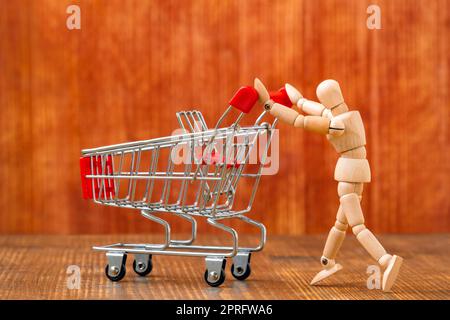 Kunde mit Warenkorb Stockfoto