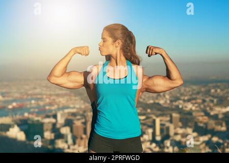 Ob Sie es glauben oder nicht. Eine junge Frau, die vor ihrem Freund steht und seine Muskeln anbiegt. Stockfoto