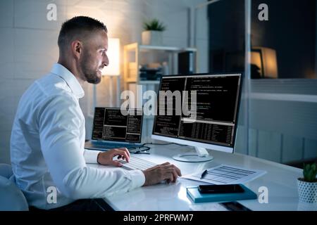 Computerprogrammierer Schreibt Programmcode Auf Den Computer Stockfoto