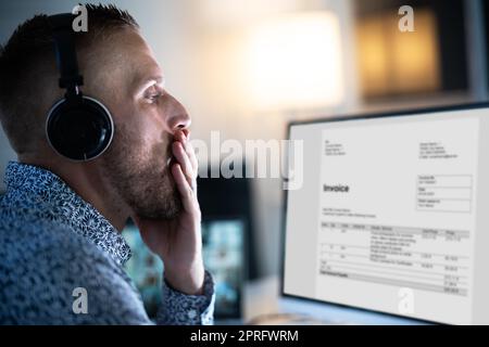 Müde Arbeitshaholische Buchhalterin In Der Nacht Stockfoto