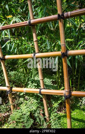Bambuszaun mit Nahaufnahme in einem japanischen Garten Stockfoto