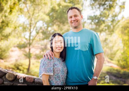 Außenporträt eines chinesisch-kaukasischen Paares. Stockfoto