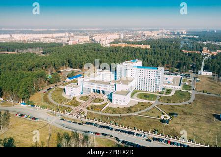 Gomel, Weißrussland. Luftaufnahme des Gebäudes des Republikanischen Wissenschaftlichen Zentrums für Strahlenmedizin und menschliche Ökologie am Frühling-Sonnentag. Draufsicht. Drohnenansicht. Vogelperspektive Stockfoto