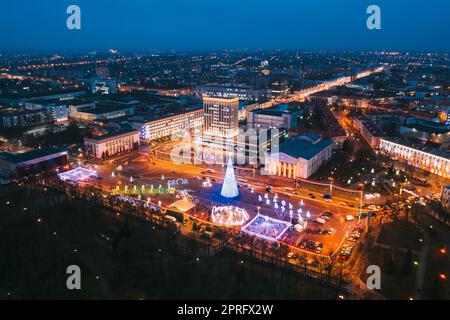 Gomel, Weißrussland. Hauptweihnachtsbaum Und Festliche Beleuchtung Auf Dem Lenin-Platz In Homel. Neujahr In Weißrussland. Luftaufnahme Bei Nacht Stockfoto