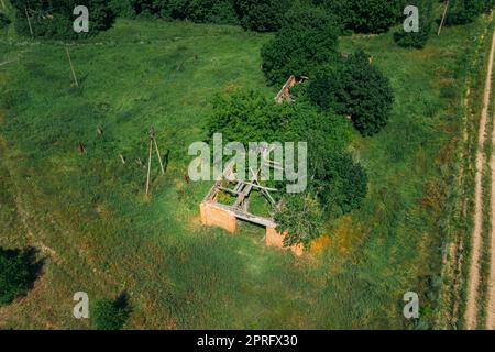 Weißrussland. Blick Aus Der Vogelperspektive Auf Das Ruine Cowshed In Der Tschernobyl Zone. Chornobyl-Katastrophen. Verfallenes Haus Im Belarussischen Dorf. Ganze Dörfer Müssen Beseitigt Werden. Umsiedlungszone Tschernobyl Stockfoto