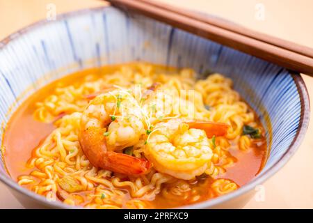 Koreanische scharfe Instantnudeln mit Garnelenschüssel Stockfoto