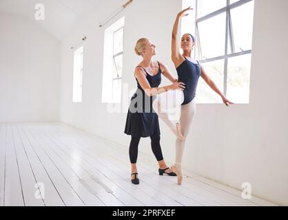 Ballettlehrer, Tänzerin und Studentenausbildung in einem Tanzstudio zusammen. Fitness, Lernen und Motivation, die Unterstützung einer weiblichen Trainerin für junge Mädchen Ballerina. Gesundheit, Sport und die Kunst des Tanzens. Stockfoto