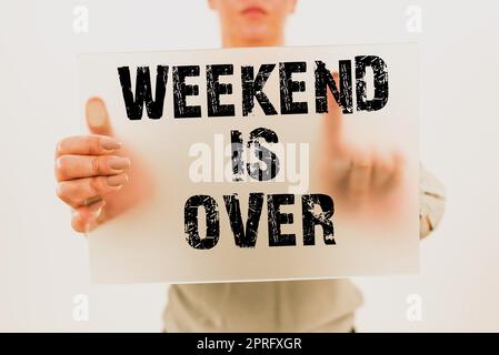 Das Wochenende mit der Konzeptunterschrift ist vorbei. Geschäftsüberblick die Zeit zum Entspannen endet wieder mit alltäglichen Routineaktivitäten junger Mann zeigt Geschäftslösungen im digitalen Labor mit digitaler Technologie Stockfoto