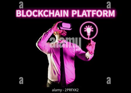 Schreiben mit Anzeige von Text Blockchain Platform. Wort zum digitalen Austausch von Kryptowährungen über Geschäftsfrau im virtuellen Raum mit Tablet, die S und Hexagon mit Strategien präsentiert. Stockfoto